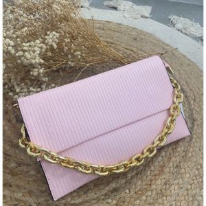 bolso de fiesta rosa con cadena dorada