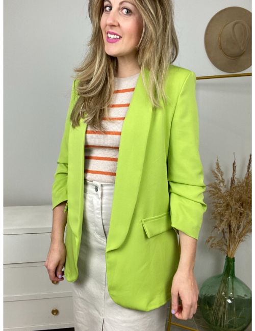 modelo con chaqueta verde lima