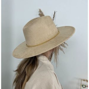 modelo con sombrero en color beige