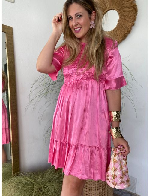 modelo con vestido corto en rosa barbie de tejido satinado