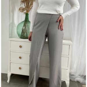 pantalón estilo traje en color gris con detalle de capa para mujer