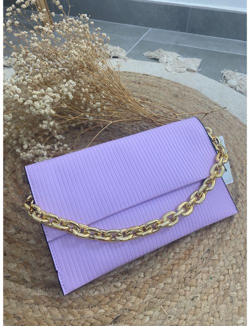 bolso de fiesta lila con cadena dorada