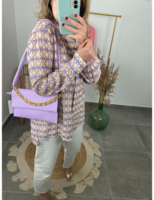 modelo con bolso lila colgado
