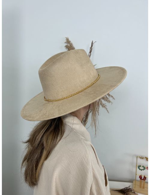 modelo con sombrero en color beige
