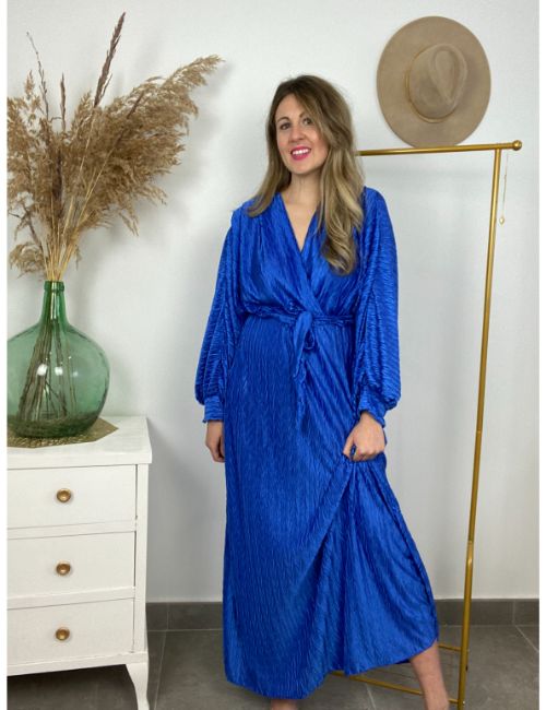modelo con vestido largo de fiesta color azul klein