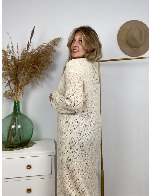 modelo de espaldas con kimono largo de crochet en tono tostado