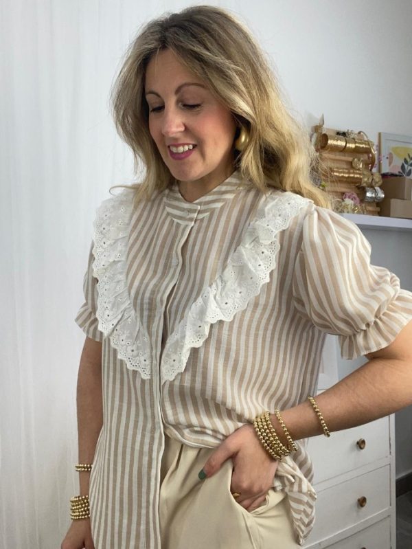 camisa con puntilla