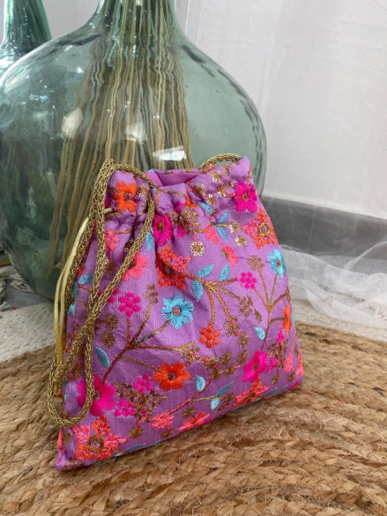 bolso fiesta malva con flores boradas