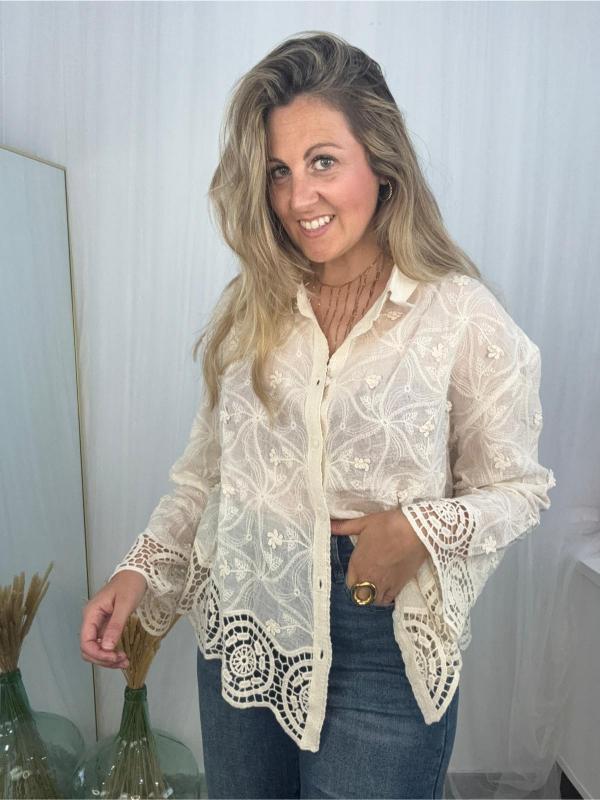 camisa fina de algodón tostado con detalles bordados y encaje