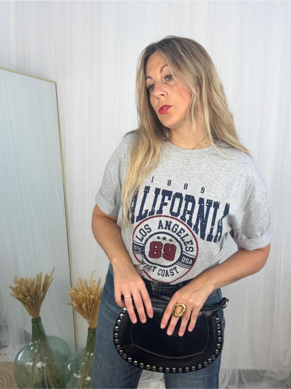 camiseta en color gris con letras california