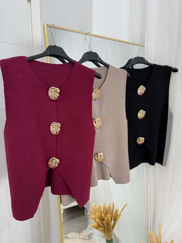chaleco de punto con boton dorado