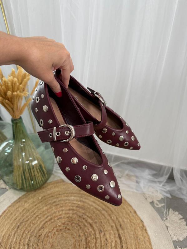 zapato plano tachas burdeos