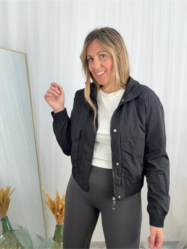 chaqueta cortavientos negra mujer