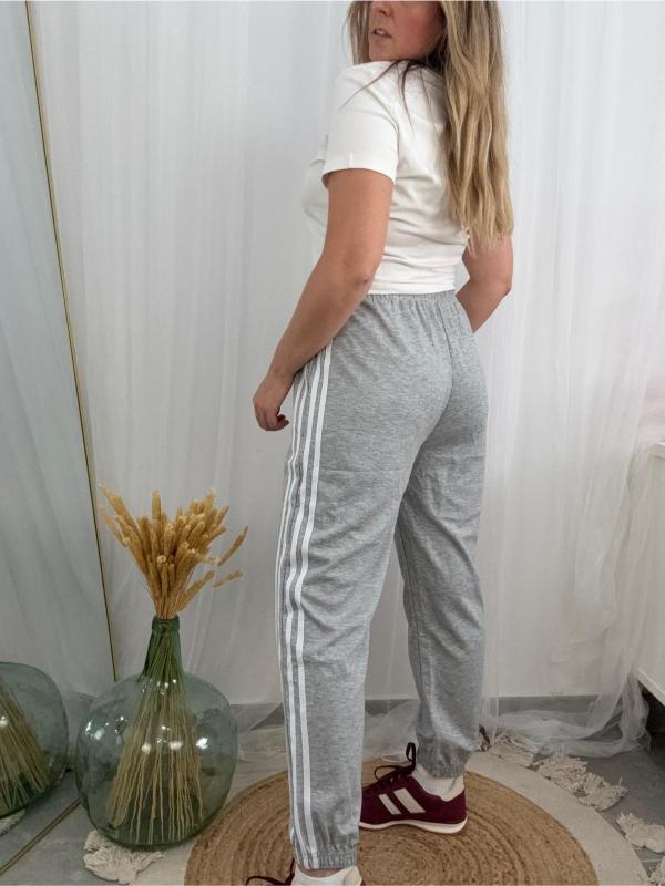 pantalon deportivo gris con rayas