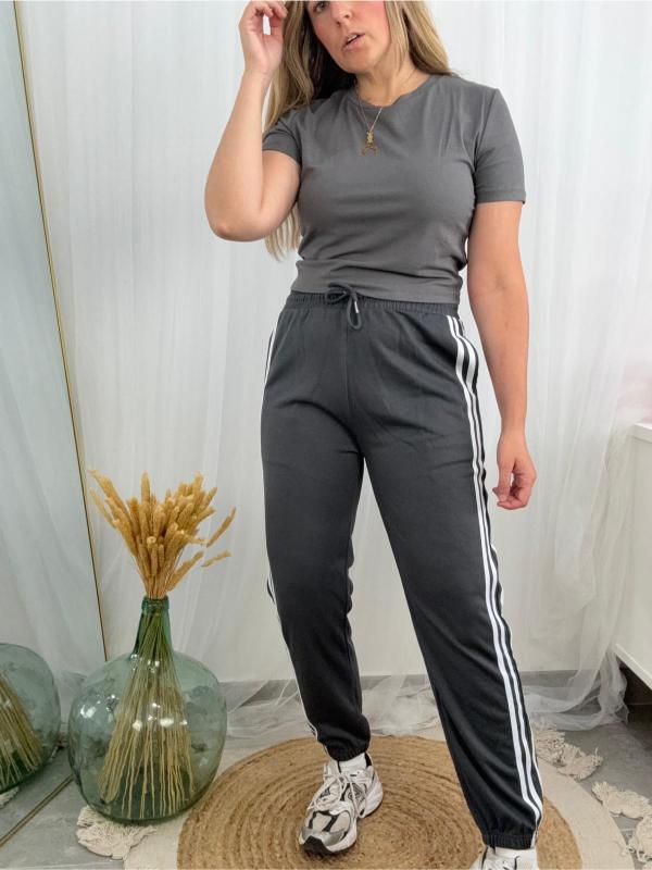 pantalón deportivo con rayas en los lados en color gris plomo