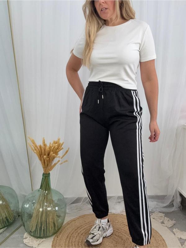 Pantalón deportivo con lineas en color negro