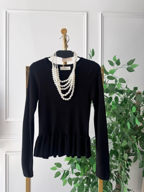 jersey de punto negro ajustado con volante