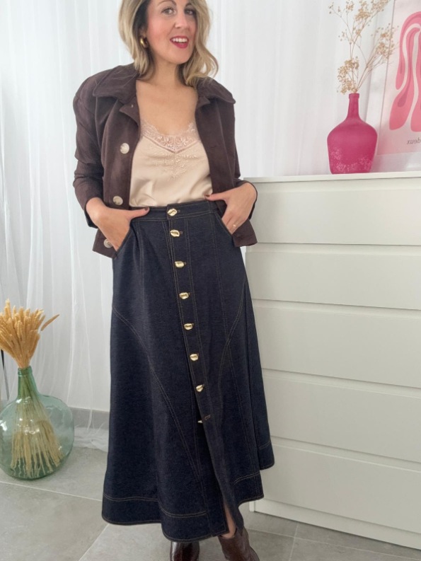 falda vaquera larga con botones dorados