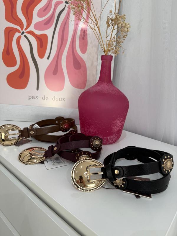 cinturón mujer con tachas doradas