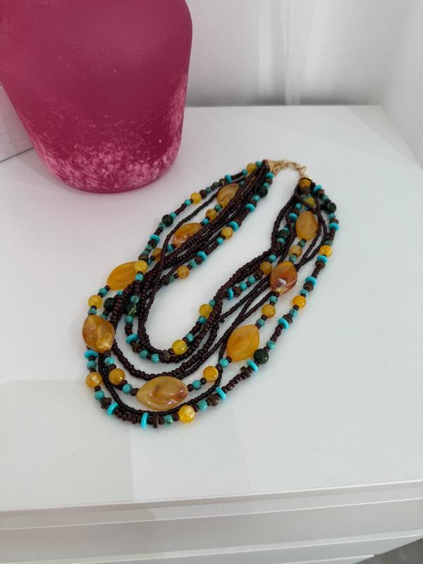 multi collar de bolitas marrones