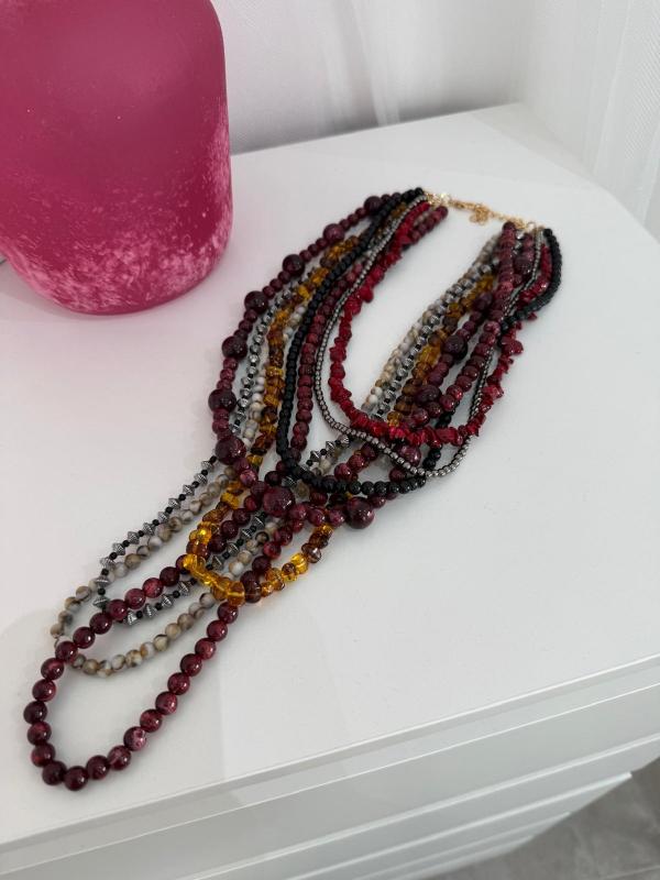 multi collar en tonos burdeos