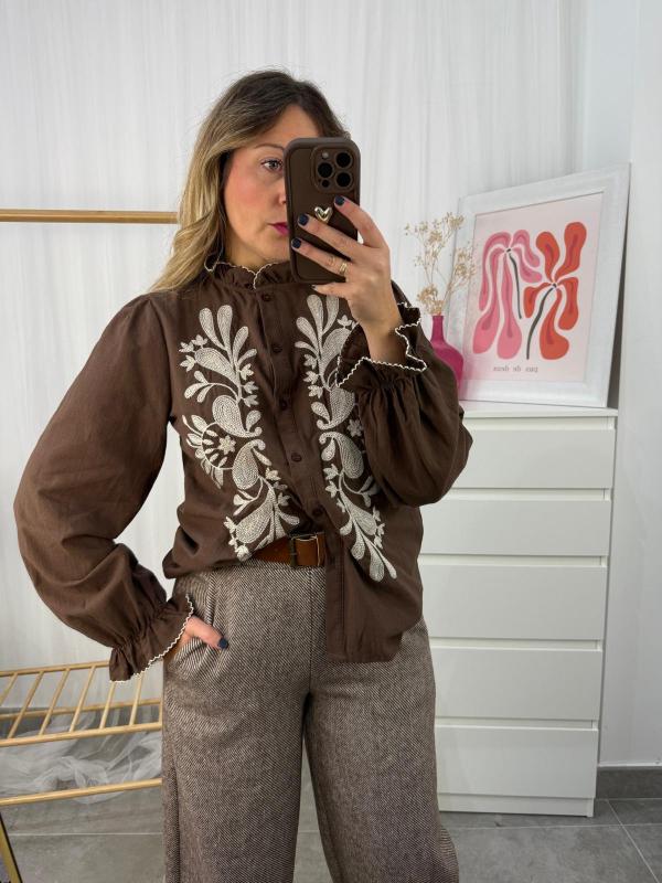 camisa de algodón marrón con puntilla