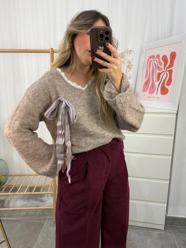 jersey de punto lana en color tostado con puntilla en el cuello