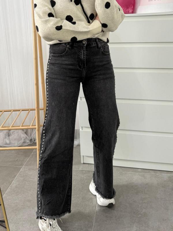 pantalón vaquero negro con tachas