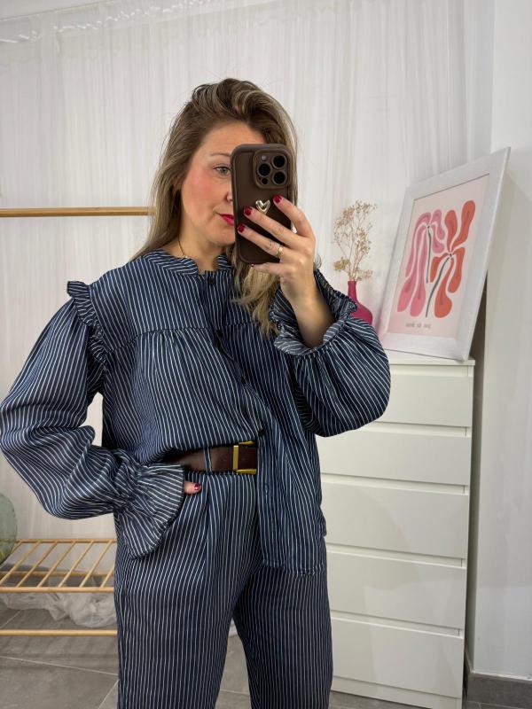 camisa de rayas azul marino con volantes