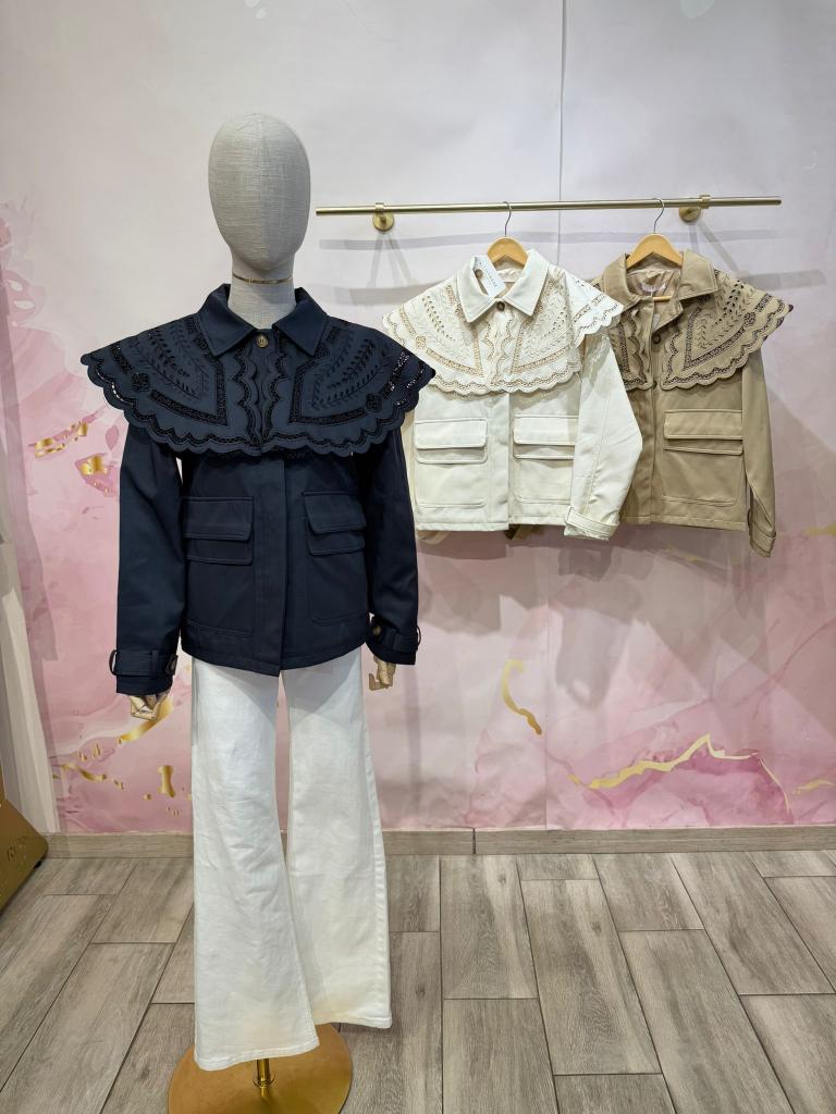 chaqueta gabardina con capa perforada