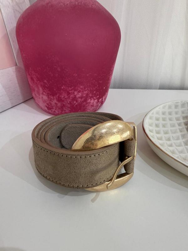 cinturón color taupe mujer