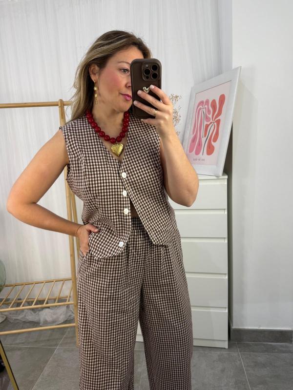 conjunto de chaleco y pantalón de cuadros vichy marón