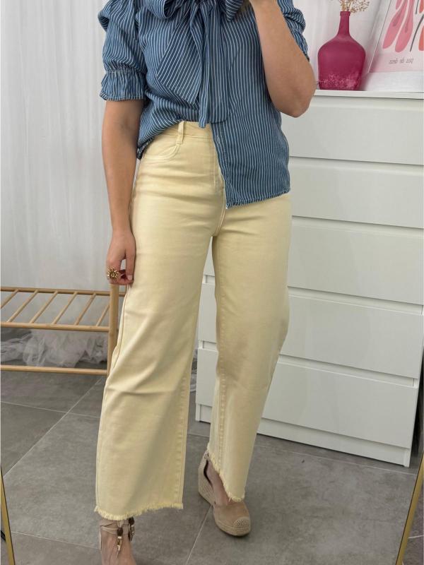 pantalón vaquero amarillo
