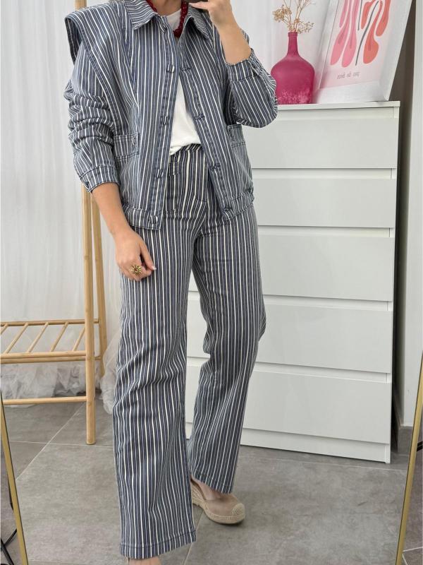 pantalón de rayas azules y blancas