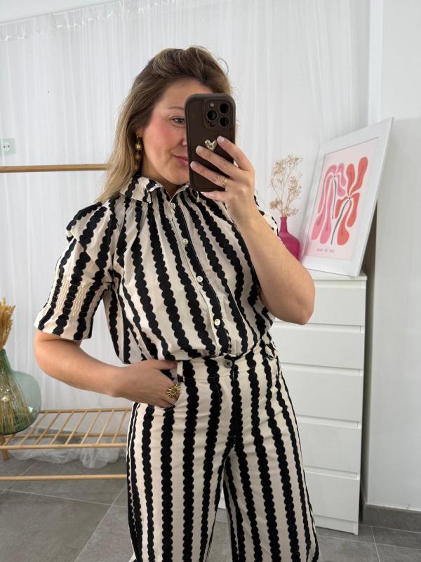 conjunto estampado de camisa y pantalón