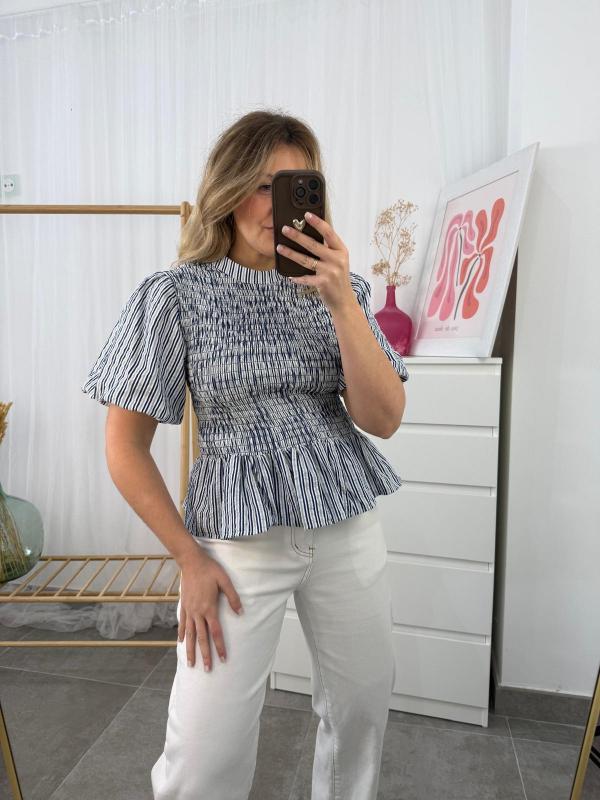 blusa con mangas abullonadas