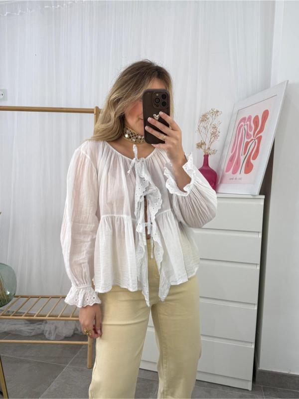 camisa blanca con vuelo