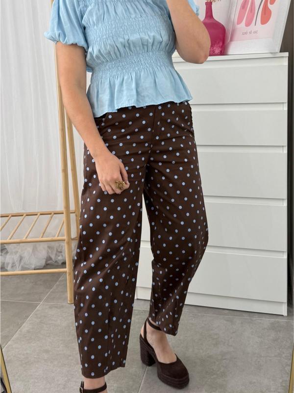 pantalón con estampado de lunares