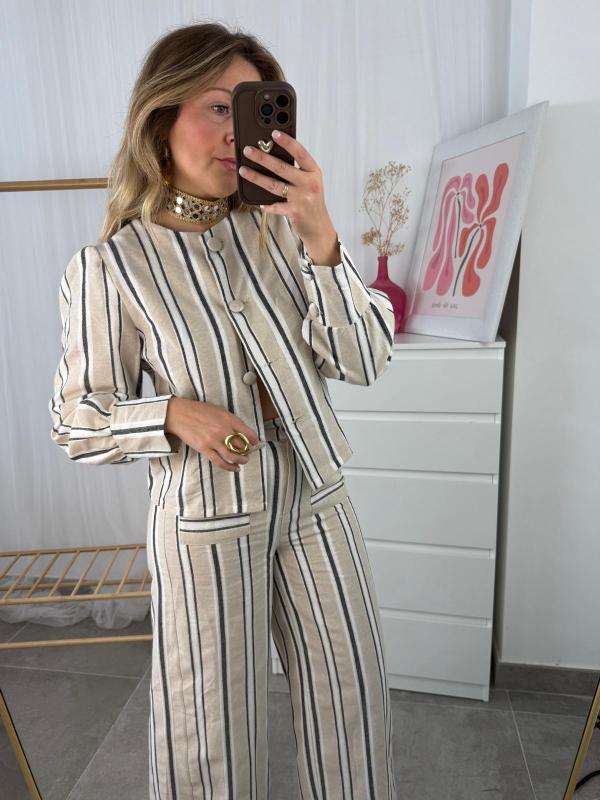 conjunto de camisa y pantalón con estampado de rayas