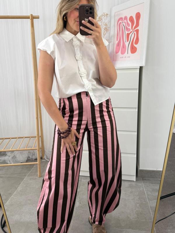 pantalón de rayas rosa y marrón
