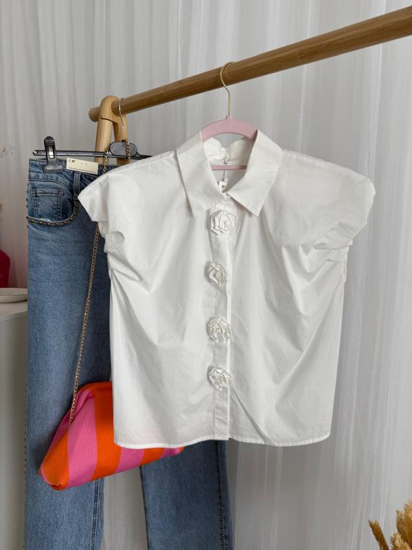 camisa blanca con botones de rosas