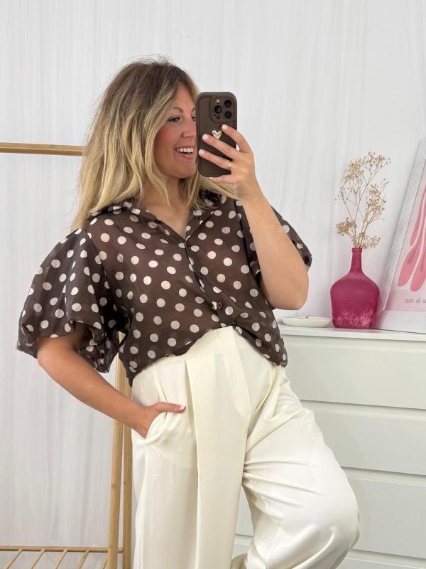 camisa marrón de lunares