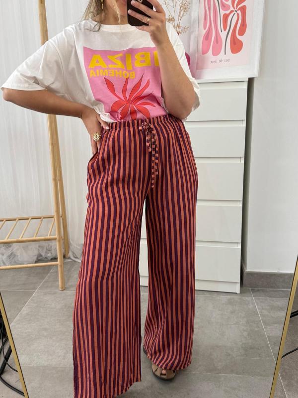 pantalón de rayas naranja y morado