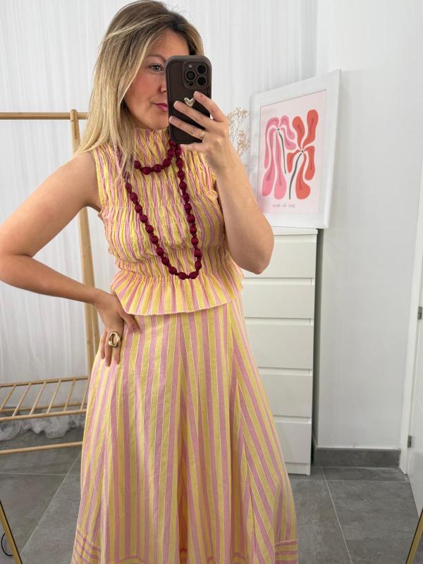 conjunto de blusa y falda de rayas amarillas y rosas