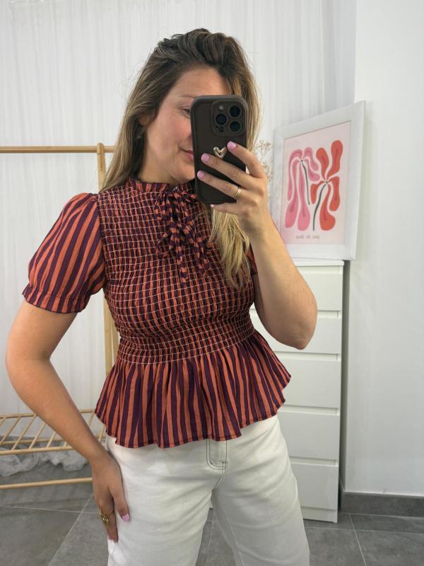 blusa fruncida de rayas naranja y morado