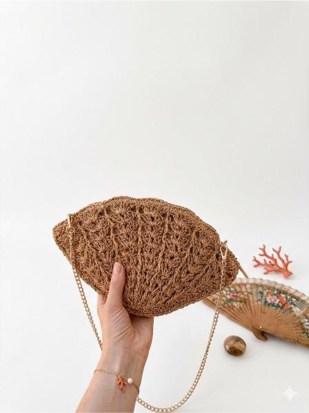 bolso de rafia con forma de almeja