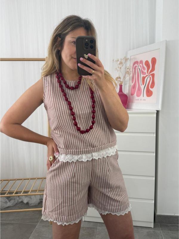 conjunto de blusa y short de rayas rojas