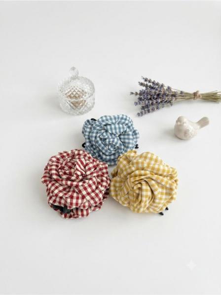 pinzas en forma de flor con estampado vichy