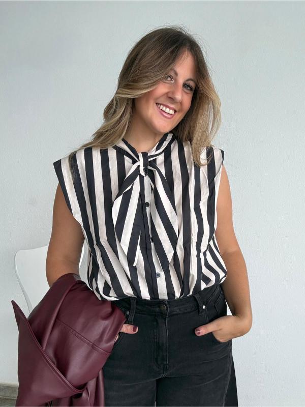 camisa de rayas blanca y negra