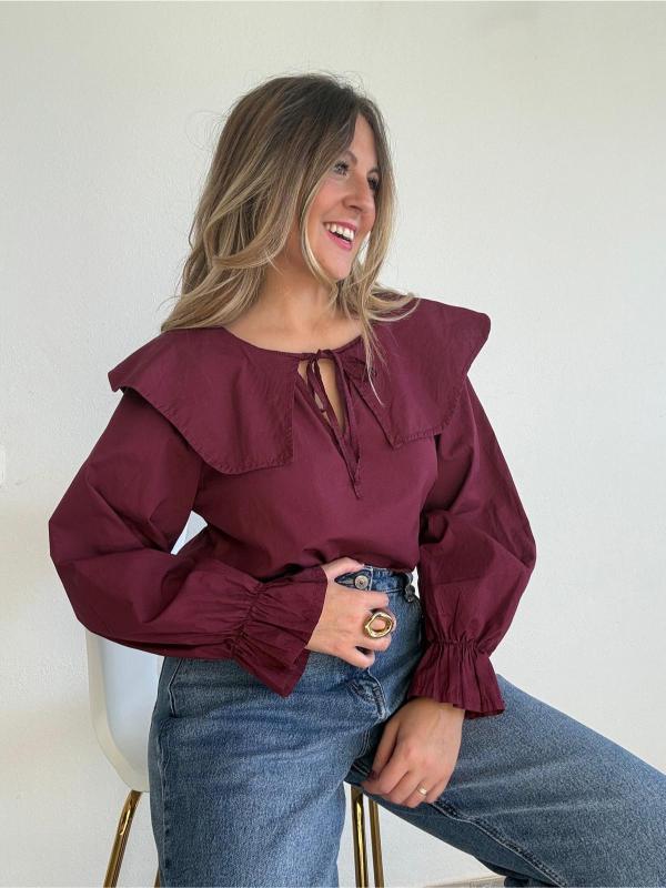 blusa burdeos con cuellos baberola